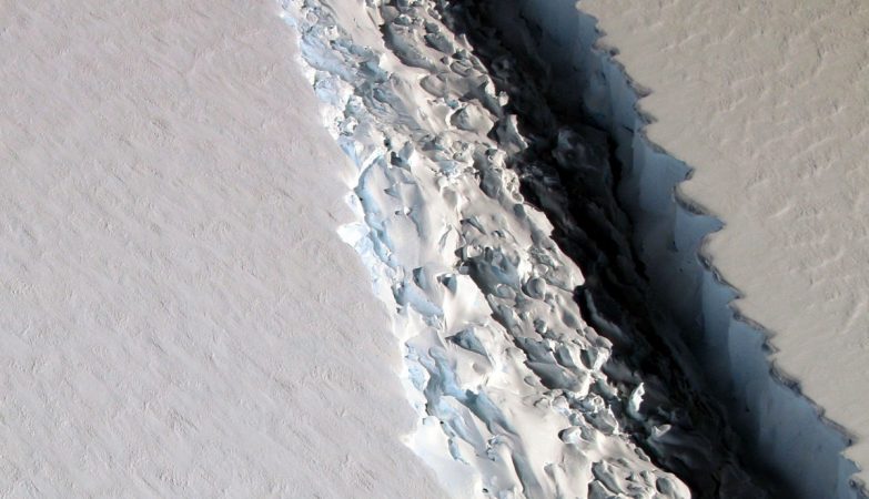 Foto aérea da NASA revela uma enorme fenda na plataforma de gelo Larsen C, na Antártida