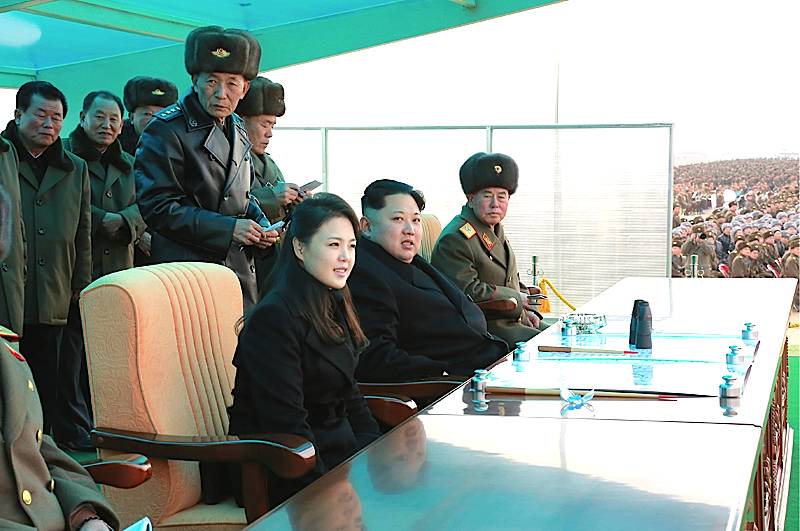O líder da Coreia do Norte, Kim Jong-un, acompanhado da esposa, Ri Sol-ju, numa cerimônia das forças armadas do país