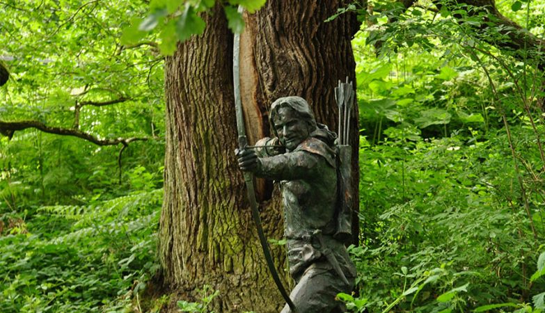 Estátua de Robin Hood na floresta de Sherwood, no Reino Unido.
