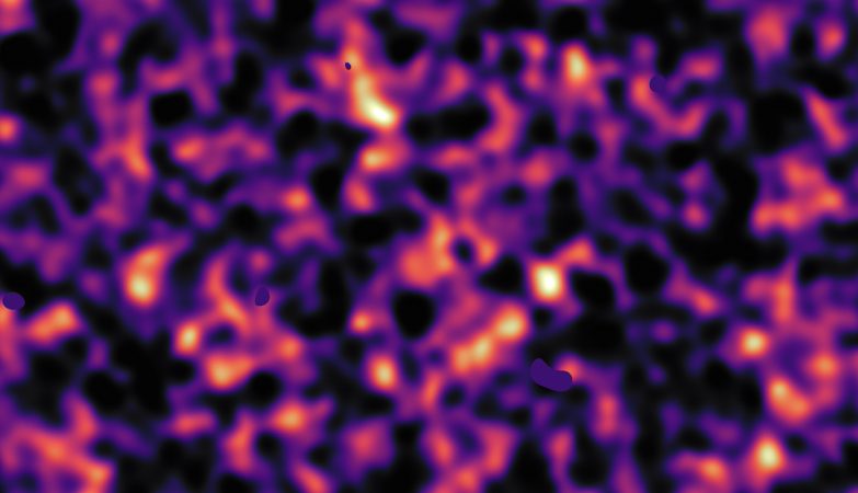 Este mapa de matéria escura no Universo foi obtido a partir de dados do rastreio KiDS, efetuado pelo Telescópio de Rastreio do VLT, instalado no Observatório do Paranal do ESO, no Chile. O mapa revela-nos uma rede expansiva de regiões densas (iluminadas) e vazias (escuras). Esta imagem corresponde a uma das cinco regiões do céu observadas pelo KiDS. A matéria escura invisível está a cor de rosa e cobre uma área do céu de cerca de 420 vezes o tamanho da Lua Cheia. 