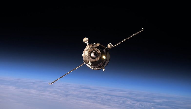 A nave russa Progress MS-02 a aproximar-se da Estação Espacial Internacional