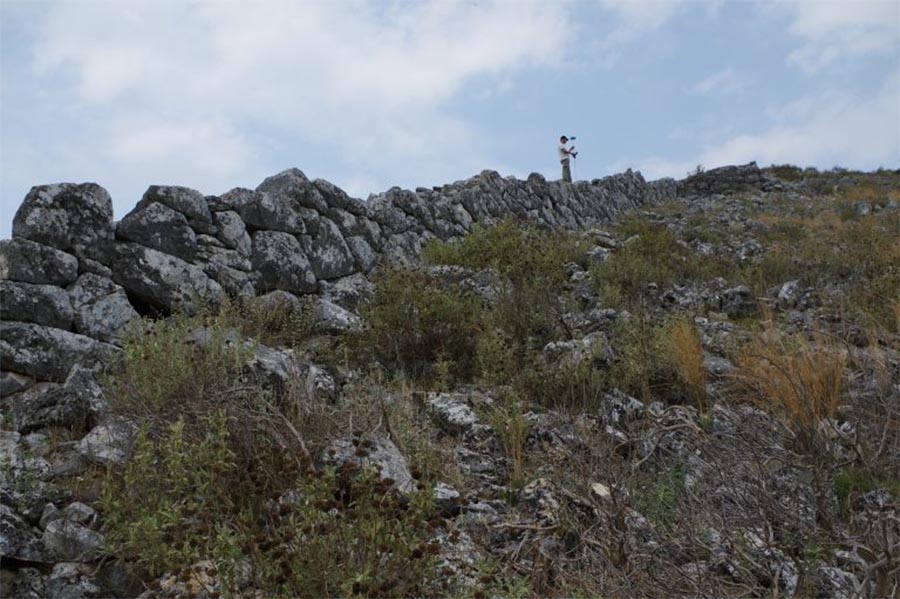 Arqueólogos exploram vestígios de Vlochós, antiga cidade grega perdida com 2500 anos. 