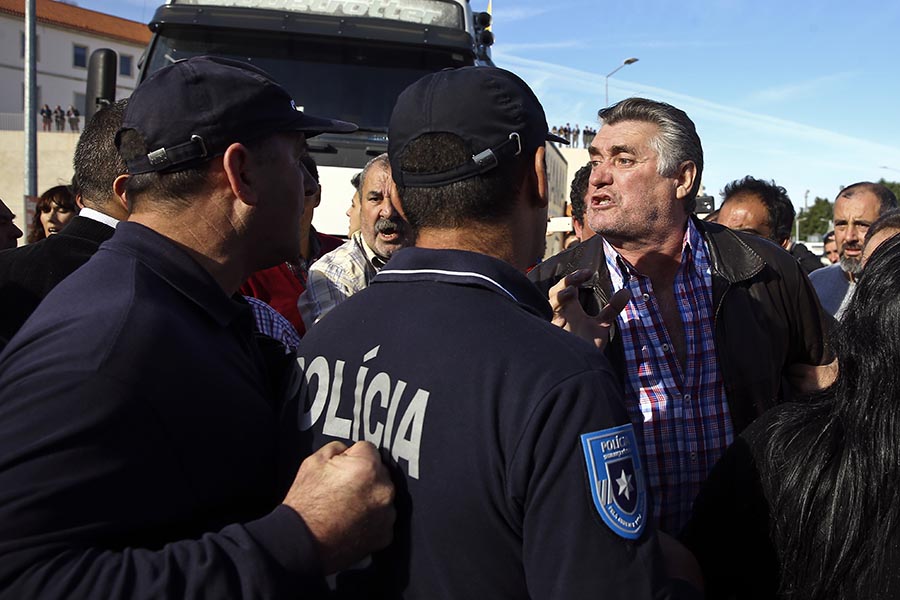 Momentos de tensão entre empresários de empresas de diversão e polícias durante protesto em Coimbra. 