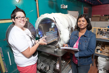 As investigadoras Rebecca Mickol e Navita Sinha preparam-se para colocar metanógenos na câmara Pegasus, localizada no Laboratório W. M. Keck