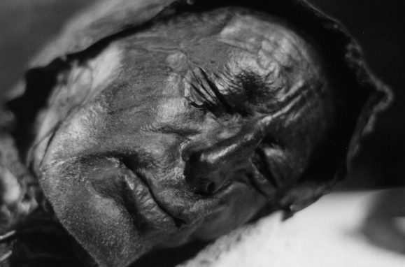 O Homem de Tollund foi enforcado e depositado na lama há 2.400 anos, mas de tão preservado apresenta até vestígios de barba 