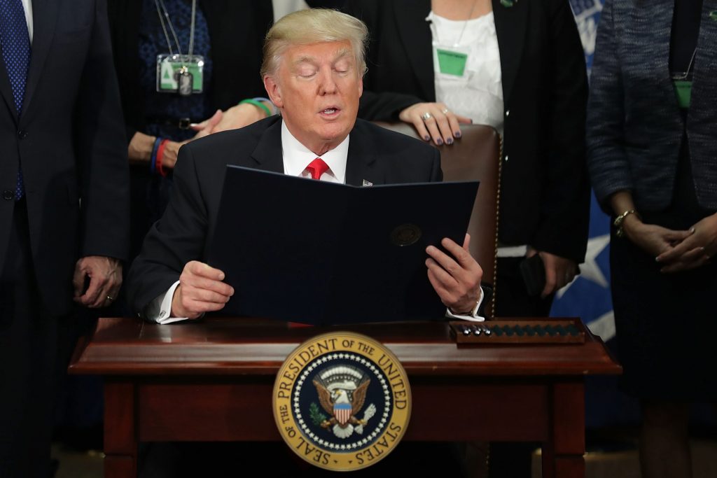 Trump assinou um decreto que determina a construção de um muro na fronteira com o México