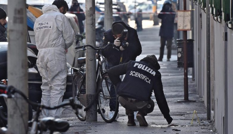Membros da Polícia Forense italiana recolhem provas após a explosão que causou a perda de uma mão e um olho a um agente da polícia.