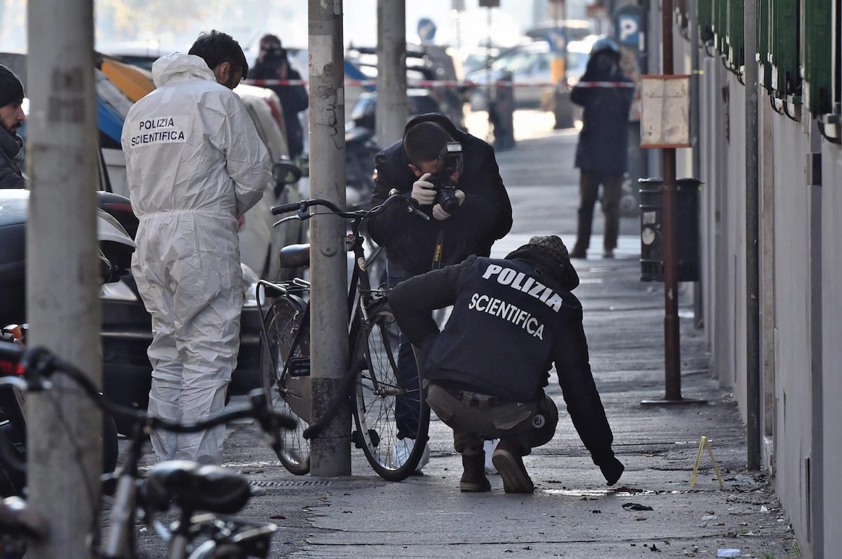 Раненый полицейский. Полиция Флоренции. Полиция бомба. Визуальный осмотр бомбы полиция. Полицейский с бомбой.