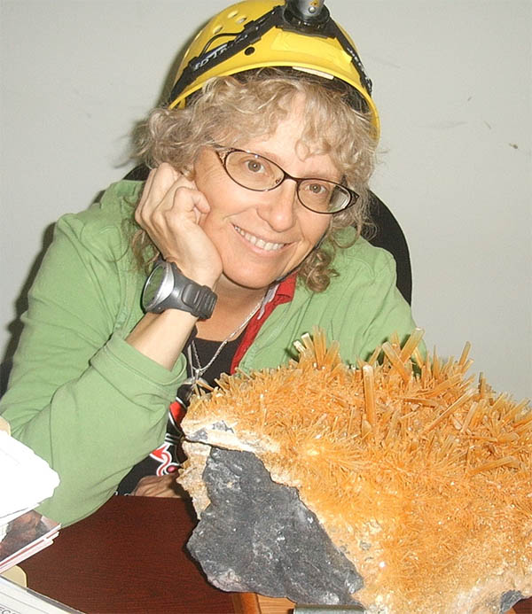 A astrobióloga Penelope Boston com cristais de gipsita da Caverna de Naiva. 