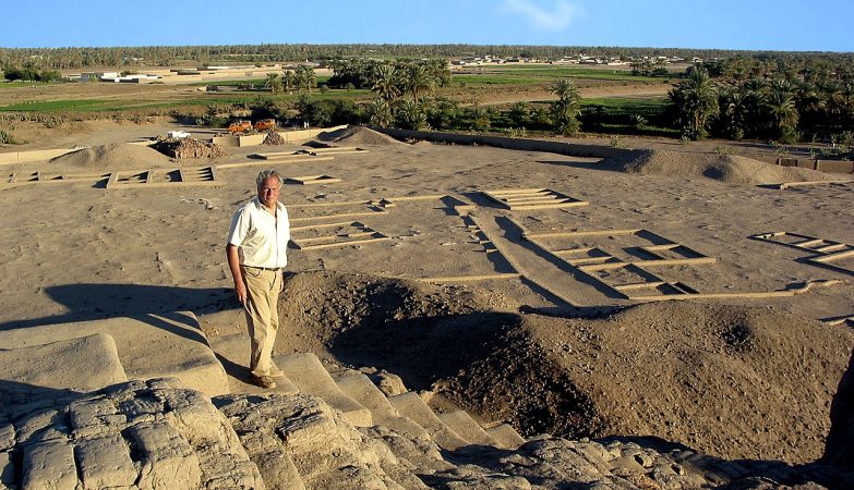 O arqueólogo Charles Bonnet fotografado no sítio arqueológico de Kerma, no Sudão