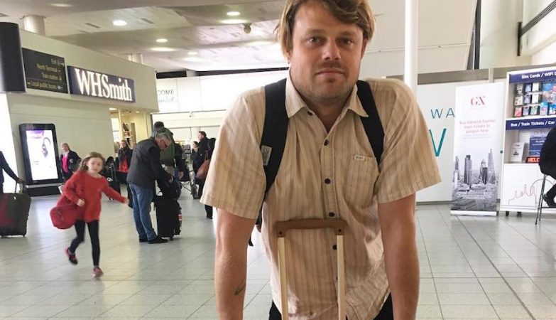O surfista Dane Reynolds, que esteve retido dois dias no aeroporto de Lisboa por falta de passaporte
