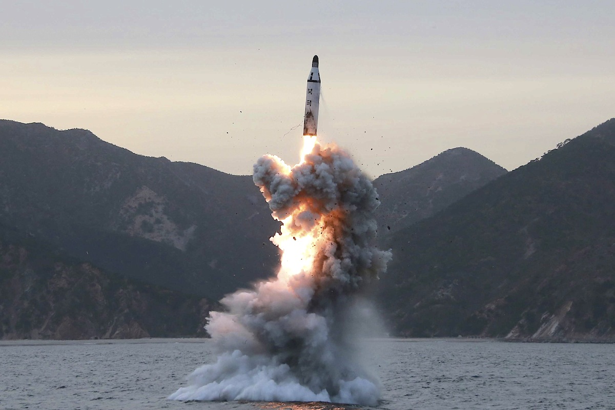 Lançamento de míssil balístico ICBM da Coreia do Norte a partir de um submarino