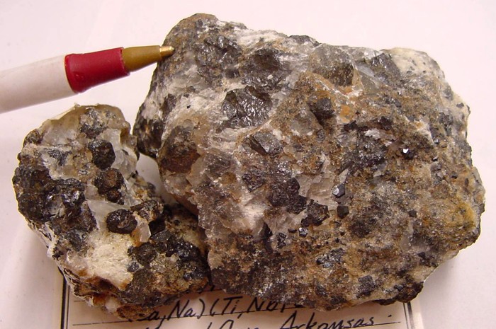 Um exemplar de mineral da família perovskita