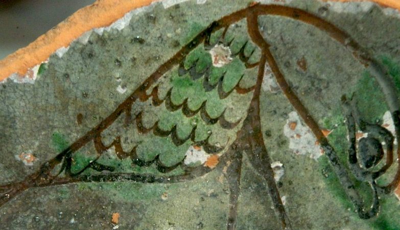 Uma taça envidraçada com decoração de motivos marinhos, encontrada nas escavações de Acre