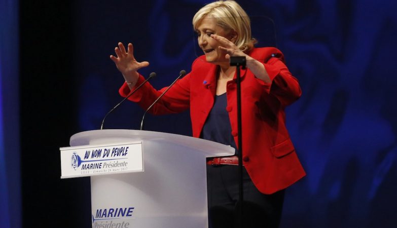 Marine Le Pen em comício da Frente Nacional durante a campanha para as presidenciais francesas