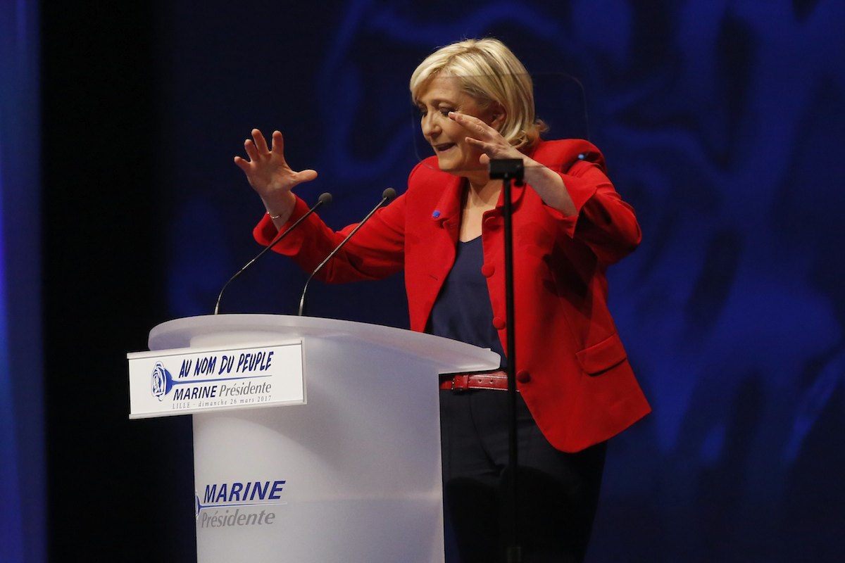 Marine Le Pen em comício da Frente Nacional durante a campanha para as presidenciais francesas