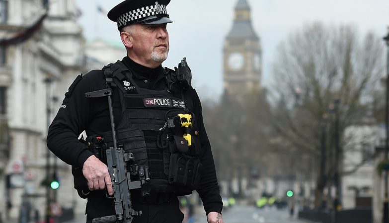 Polícia britânico em vigilância a Whitehall após o atentado terrorista junto ao parlamento britânico, em Londres