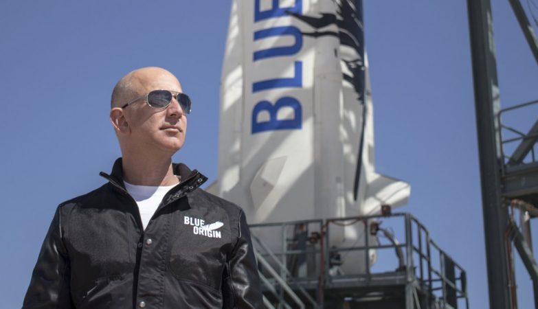 Jeff Bezos ao lado do Shepard, da Blue Origin