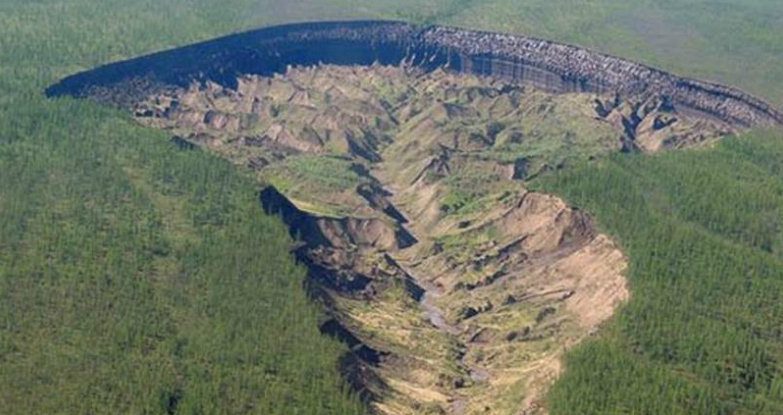 Localizada na floresta boreal da Sibéria, enorme cratera cresce, em média, 10 metros por ano e serve de alerta contra o desmatamento e o aquecimento global