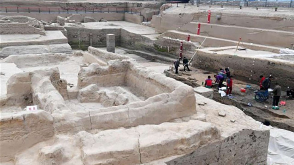 Arqueólogos trabalham nos portões de Xinzheng, na cidade de Kaifeng, na província chinesa de Henan
