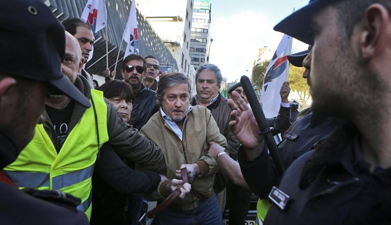 O líder do PNR, José Pinto Coelho, tirou o cinto das calças e ameaçou usá-lo contra os opositores num protesto junto à Faculdade de Ciência Sociais e Humanas, da Universidade Nova, em Lisboa, a 21 de Março de 2017. 