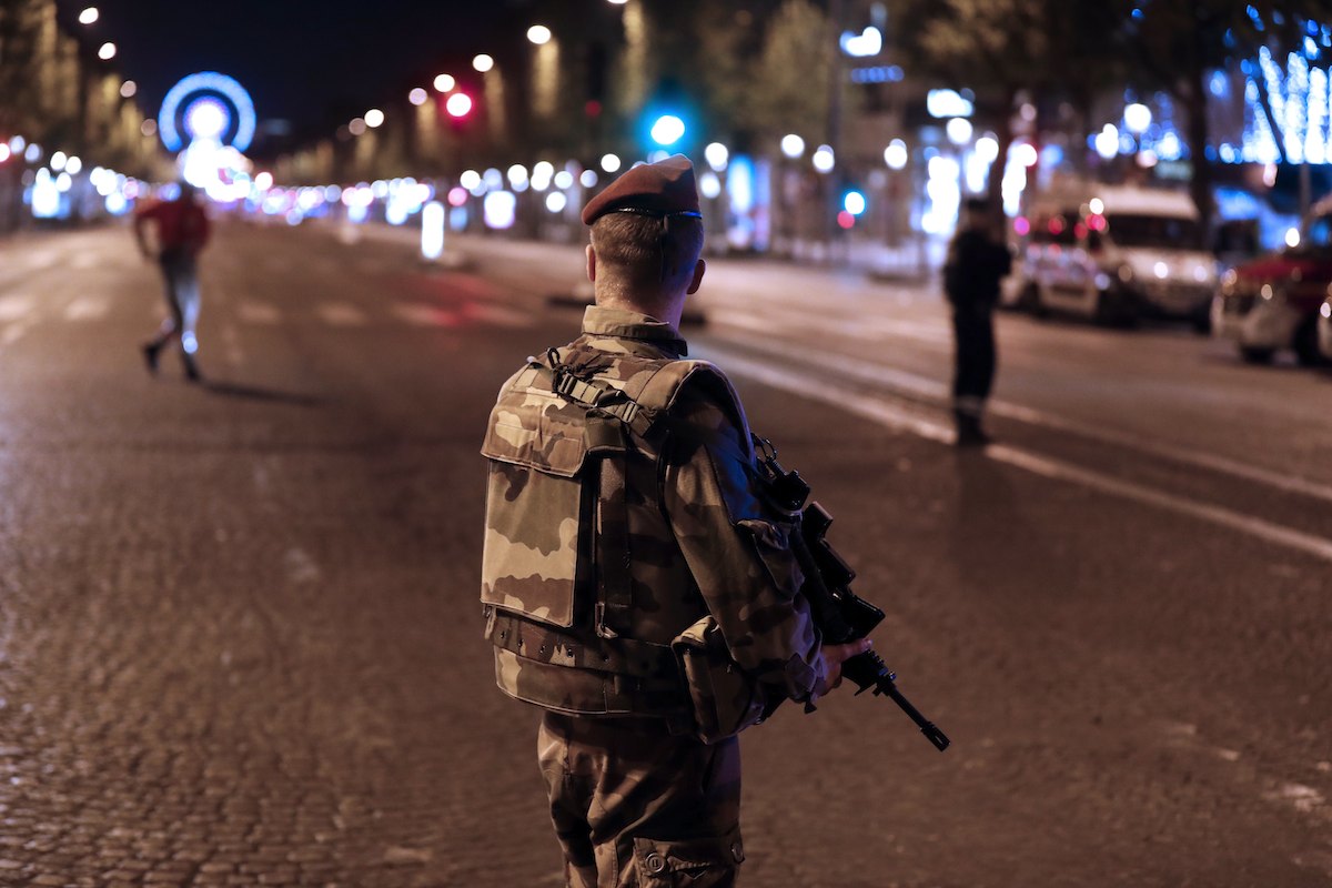 Agentes da polícia francesa após o atentado terrorista em Paris que vitimou dois polícias