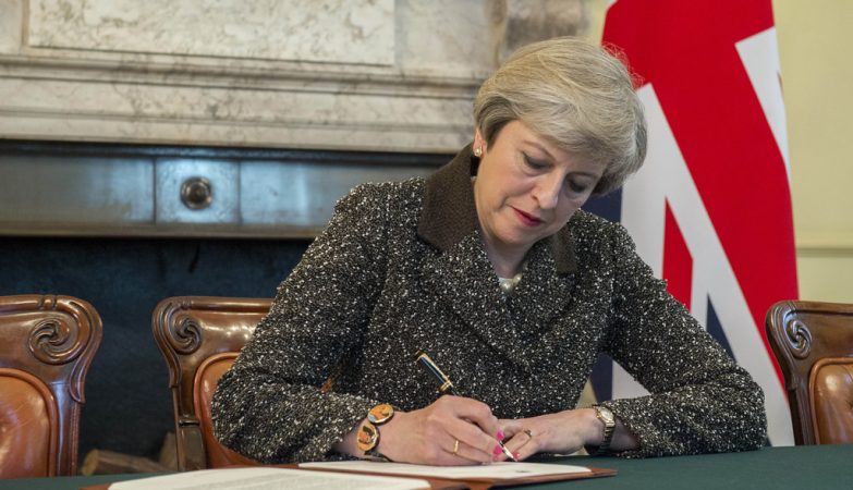 Artigo 50: A primeira-ministra britânica, Theresa May, assina a carta que deu início ao Brexit