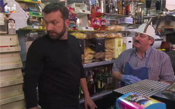 Chef Ljubomir Stanisic com o dono do O Canela num episódio do Pesadelo na Cozinha da TVI.