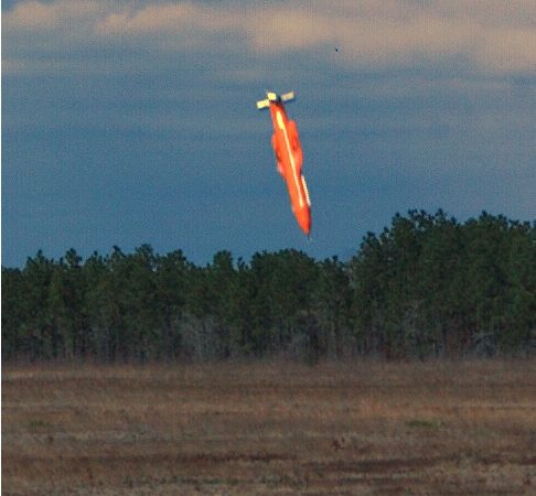 O protótipo da MOAB GBU-43 instantes antes do impacto no seu primeiro teste, em 11 de Março 2003