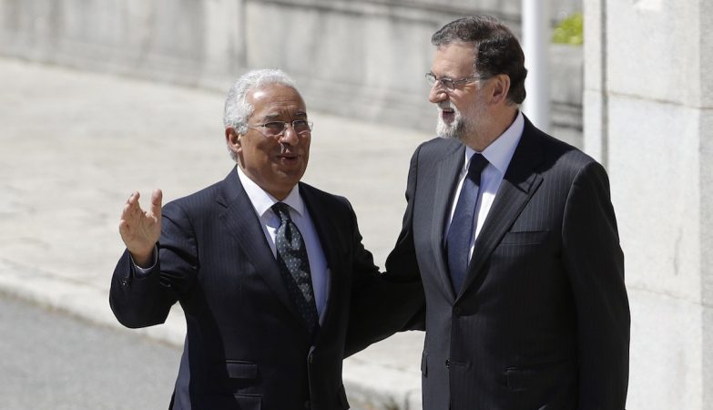 O primeiro-ministro português, António Costa, com o primeiro-ministro espanhol, Mariano Rajoy
