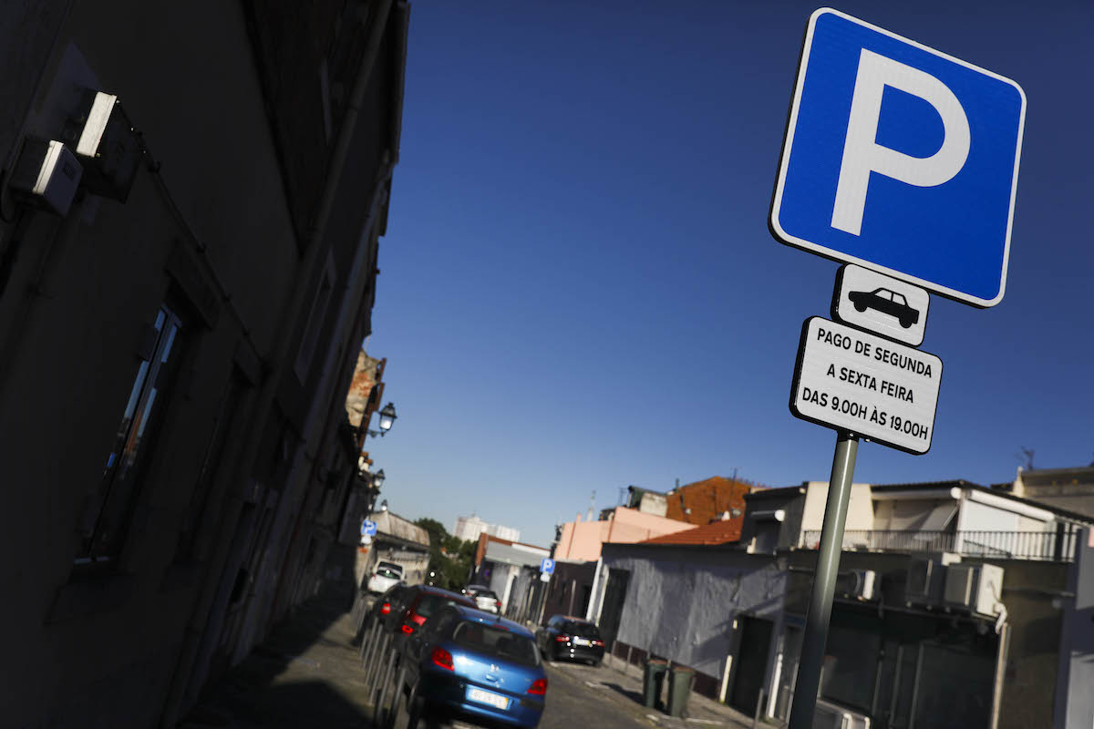 Lisboa. Campolide autoriza condutores a estacionar carros no