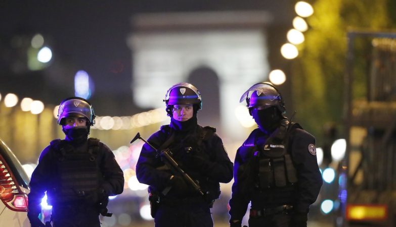 Agentes da polícia francesa após o atentado terrorista em Paris que vitimou dois polícias
