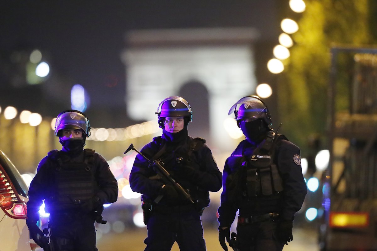 O atacante foi abatido a tiro pela polícia parisiense