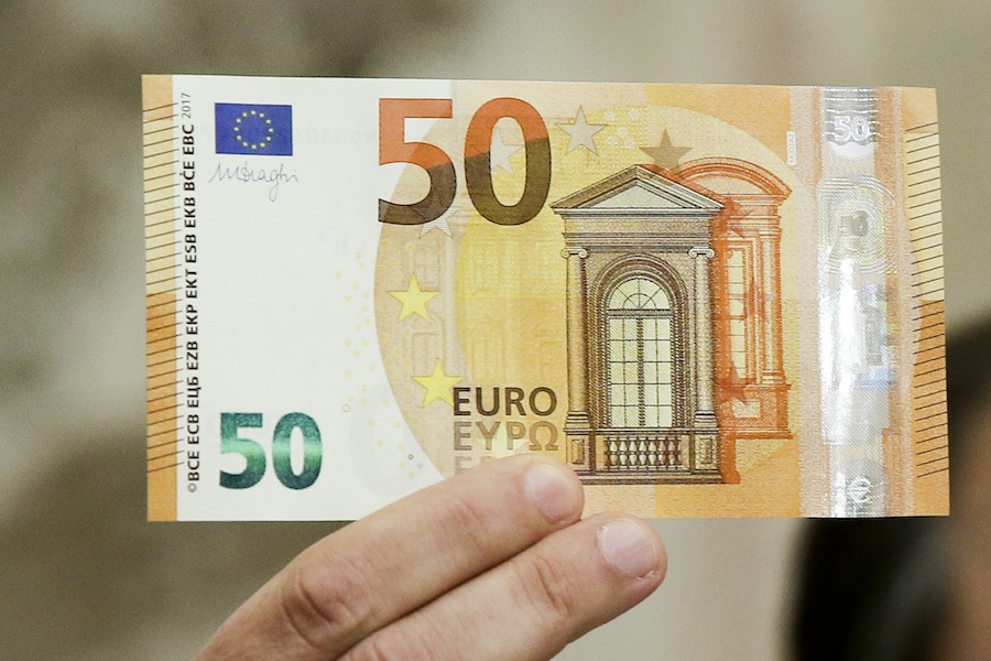 Настоящие пятьдесят. 50 Евро. Купюры евро. Евро настоящие. Настоящий евро 50.