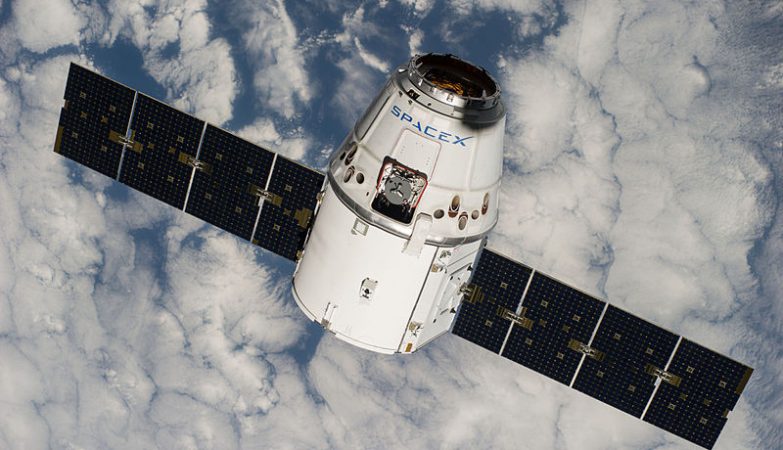 Uma cápsula Dragon da SpaceX aproxima-se da Estação Espacial Internacional