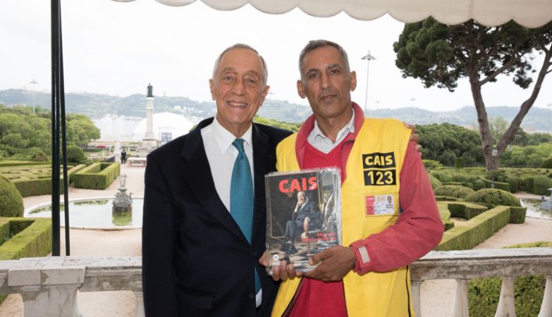 Marcelo recebeu as primeiras revistas da edição da Cais que dirigiu