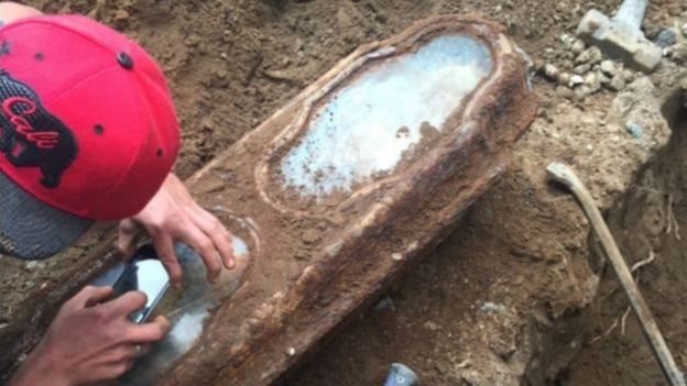O caixão de chumbo e bronze foi encontrado durante reforma de casa no distrito de Richmond