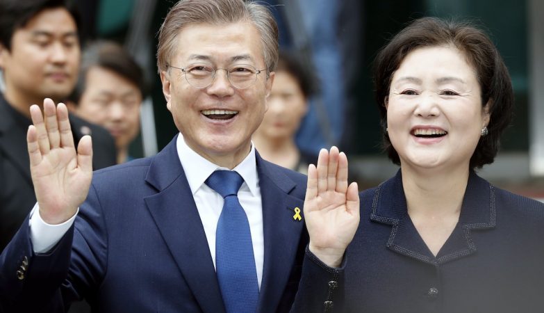 O novo Presidente da Coreia do Sul, Moon Jae-in, e a mulher Kim Jeong-suk