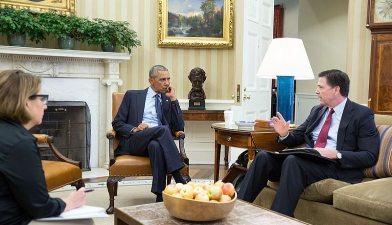O republicano James Comey (à direita), foi nomeado director do FBI por Barack Obama (centro) e demitido por Donald Trump