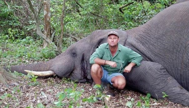 Theunis Botha, caçador sul-africano que morreu esmagado por um elefante