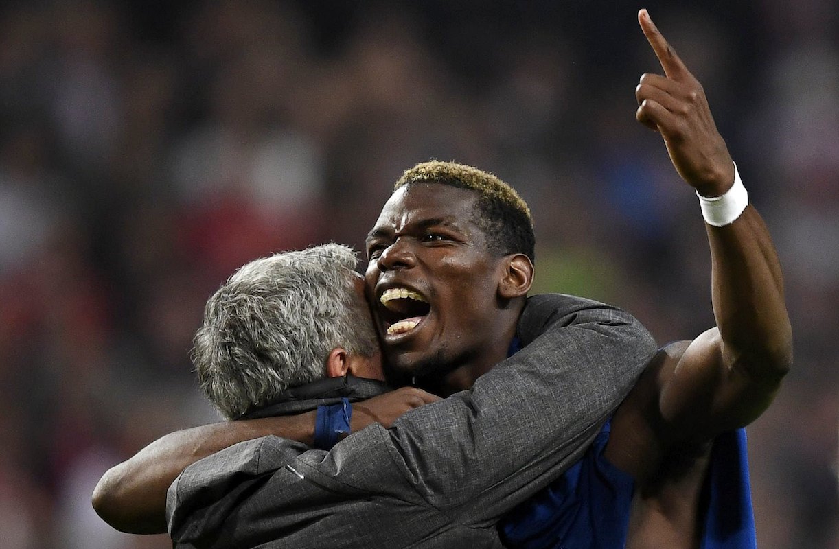 Jose Mourinho comemora com Paul Pogba a vitória do Manchester United por 2-0 frente ao Ajax de Amsterdão na final da Liga Europa 16/17