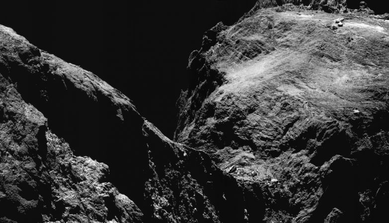 Imagem obtida no dia 15 de maio de 2016 pela câmara de navegação da Rosetta, a cerca de 9,9 km do centro do núcleo do Cometa 67P/Churyumov-Gerasimenko. A escala da superfície ronda os 0,8 m/pixel e a imagem abrange mais ou menos 1,5 km de comprimento.