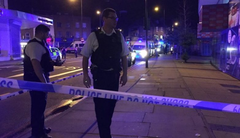 Agentes da polícia em Finsbury Park após atropelamento junto a uma mesquita