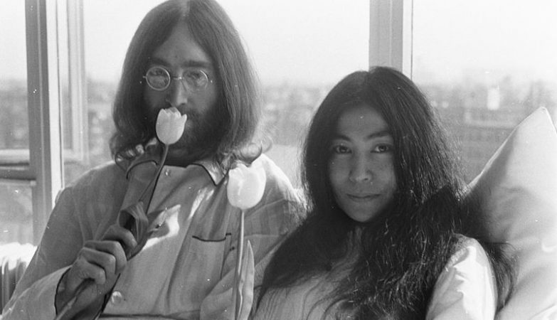 Yoko estava a "controlar" a vida de Lennon, escreve irmã do ex-Beattle