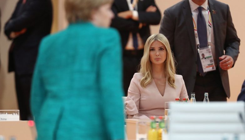 Ivanka Trump olha para a chanceler alemã, Angela Merkel, numa sessão da cimeira do G20, em Hamburgo