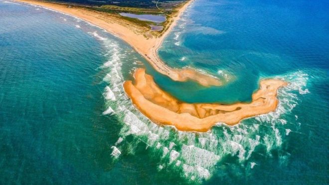 A nova ilha na costa leste dos Estados Unidos tem até 1,6 km de extensão e e é separada por 20 m de mar - mas autoridades as alertaram para perigos de travessia 