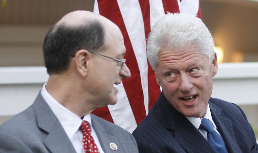 O congressista Brad Sherman com o ex-presidente norte-americano Bill Clinton, o último a ser alvo de um processo de impeachment