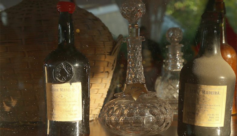 Vinhos da Madeira com 221 anos encontrados atrás de uma parede no Museu Liberty Hall, em Nova Jérsia.