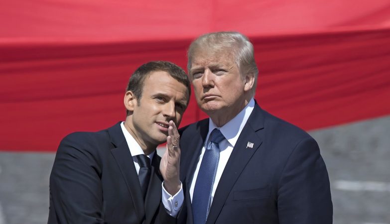 Emannuel Macron com Donald Trump na visita do presidente norte-americano a França