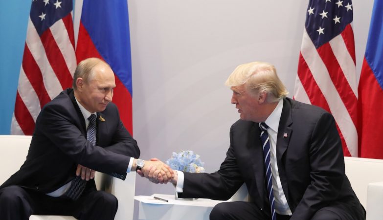 O Presidente russo, Vladimir Putin, com o homólogo norte-americano, Donald Trump, na cimeira do G20, que decorre na Alemanha